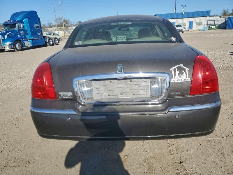 48519796 :رقم المزاد ، 1LNHM82WX5Y660641 vin ، 2005 Lincoln Town Car مزاد بيع