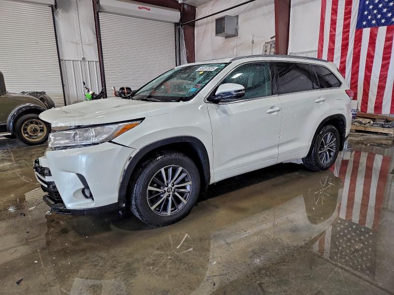 Продаж на аукціоні авто 2018 Toyota Highlander, vin: 5TDJZRFH6JS880566, номер лоту: 95357825